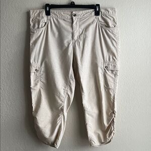 Woolrich Women's Capri Pants in Tan Khaki Cargo in Size 12
